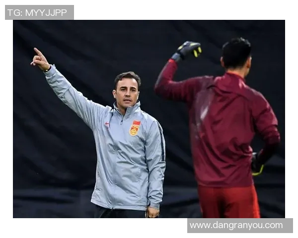 国足主帅亲自下基层选拔新秀 现场引发众多球迷围观热议